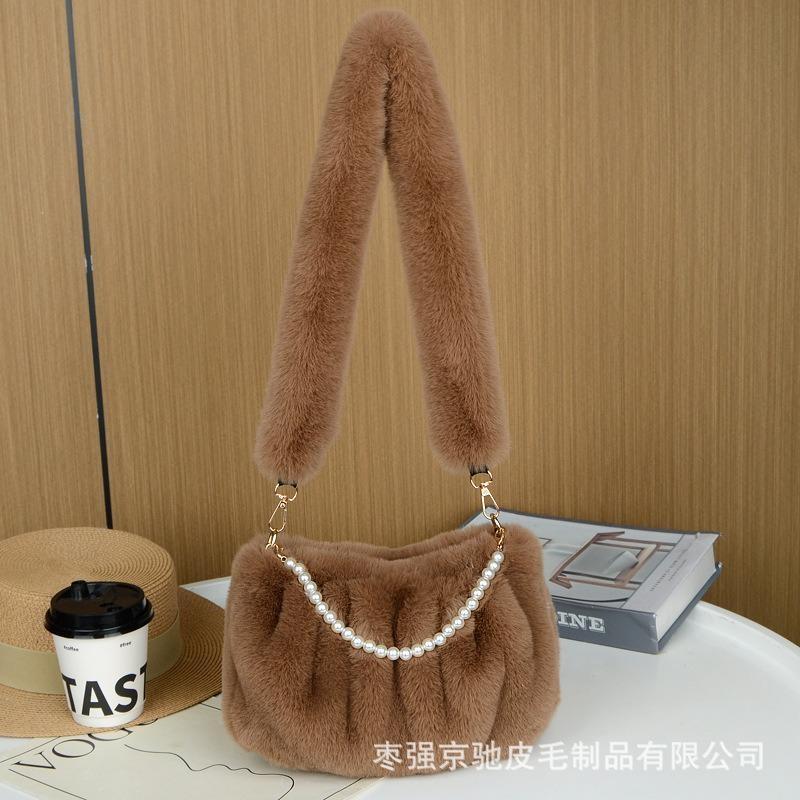 Женская 2024 новая мятая маленькая квадратная сумка через плечо мягкая плюшевая меховая женская элегантная сумка с жемчужной цепочкой подмышкой