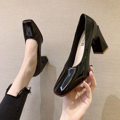 Мода 2025 Новые Высококачественные Женские Ретро Туфли на Квадратном Каблуке Модный Стиль Квадратный Носок Кожаная Обувь Высокие Каблуки