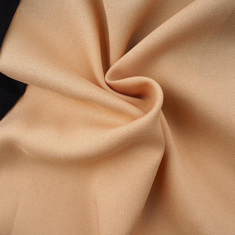 Элегантное мусульманское платье абайя, украшенное орнаментом