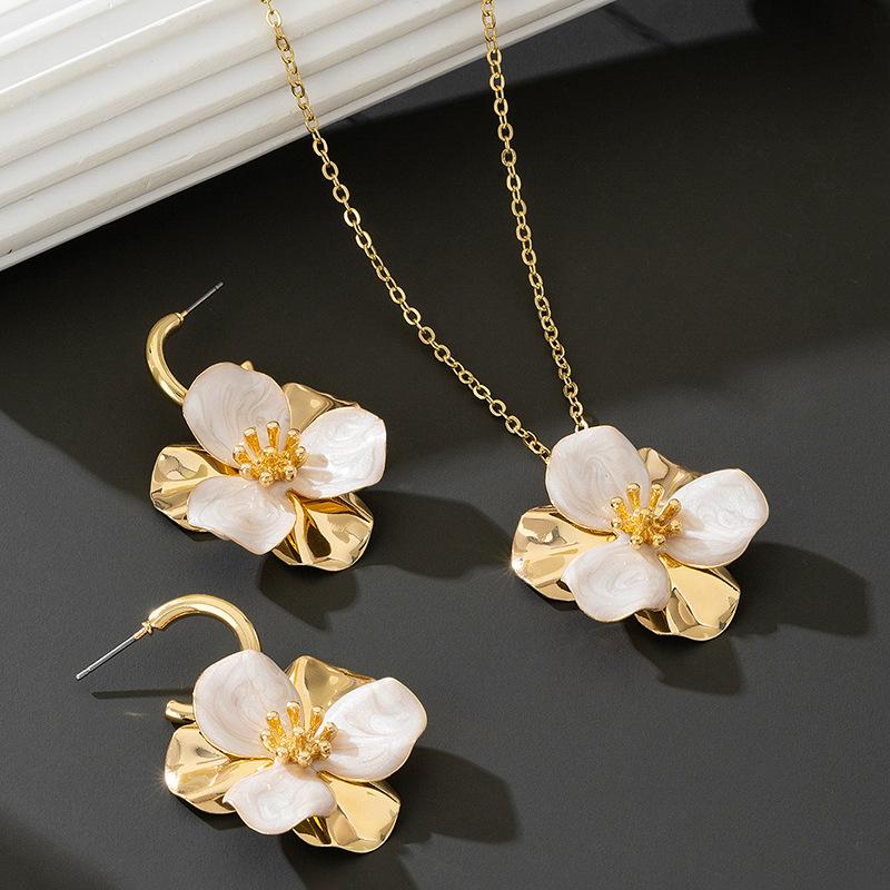 Комплект из цветочного колье и сережек