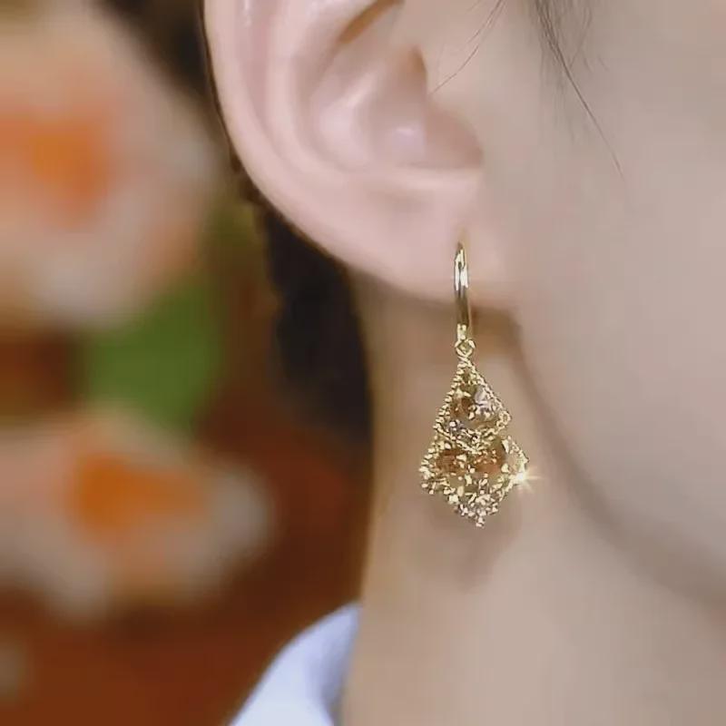 Элегантные золотые французские серьги: Мерцающая бриллиантовая мода осень/зима