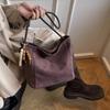 Замшевая сумка женская большой вместимости 2025 новая осенне-зимняя ретро сумка-мессенджер популярная сумка-ведро для поездок в этом году
