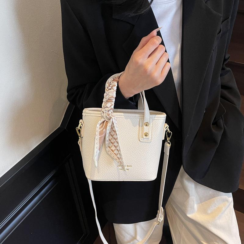 Premium bag women's 2025 new trendy and popular casual versatile shoulder bag super fire messenger bucket bag