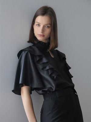 CAHIERS [CAHIENNE] Блузка с рюшами на вырезе горловины и держателем для ключей свободного кроя_черный