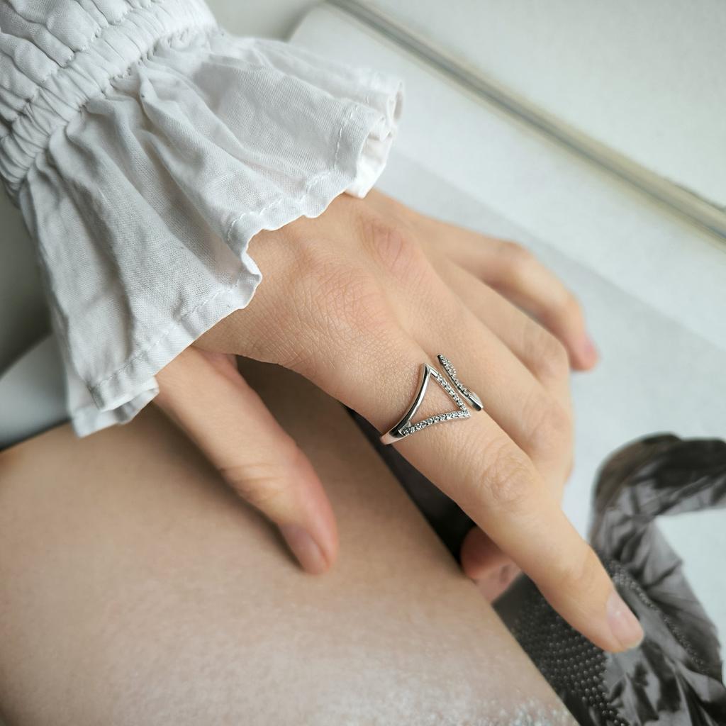Серебряное кольцо с фианитами 0.36ct, вес изделия 1,83 гр (2197676)