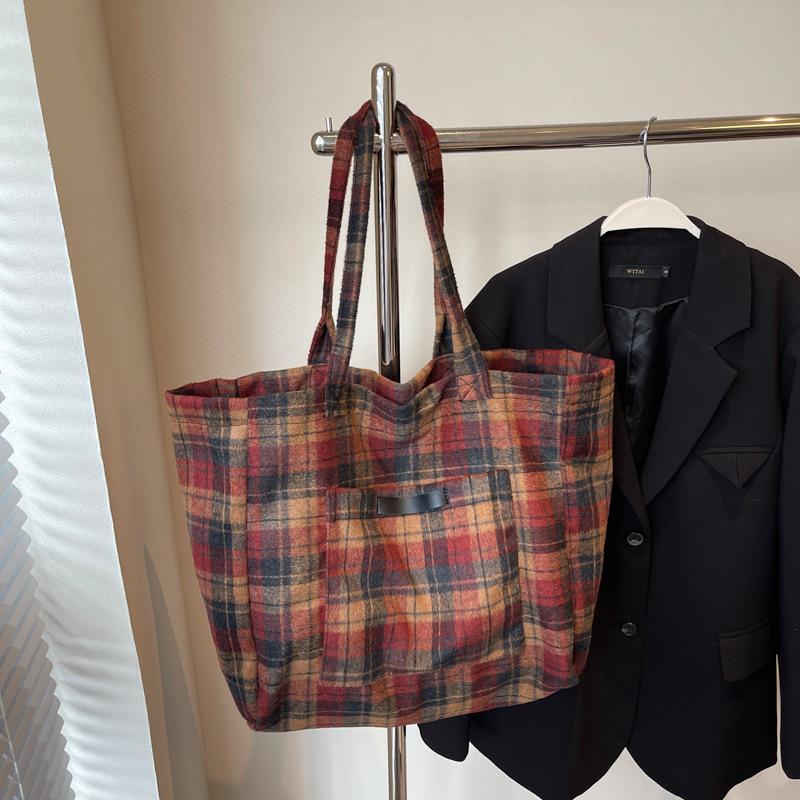 Шерстяная клетчатая большая сумка женская осень-зима 2025 новая сумка-тоут в стиле колледжа повседневная большая вместительная сумка через плечо