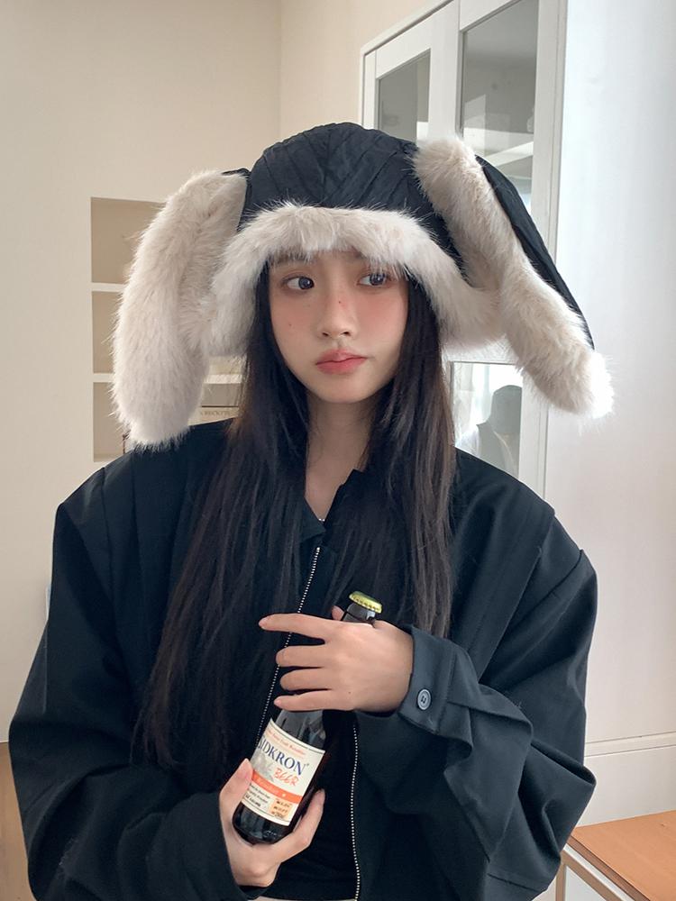 Мило и круто~ Две женщины носят милые плюшевые шапки с кроличьими ушками, чтобы согреться зимой, пушистая защита ушей, летящий тренд