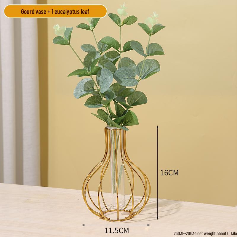 Минималистичная прозрачная стеклянная ваза для создания креативных цветочных композиций в гостиной или столовой.