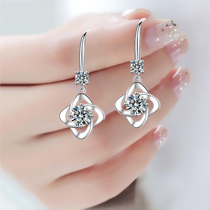 Four Leaf Clover Earrings Female Senior Sense of Wild Flowers Earrings Long Senior Sense of Temperament Ear Hooks