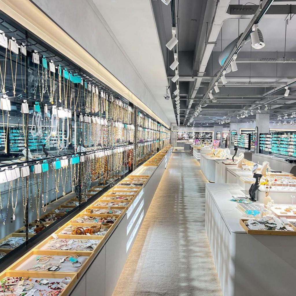 Геометрические серьги с позолотой из янтаря — коллекция Maillard осень/зима, эксклюзивный дизайн для поездок на работу и создания универсального стиля