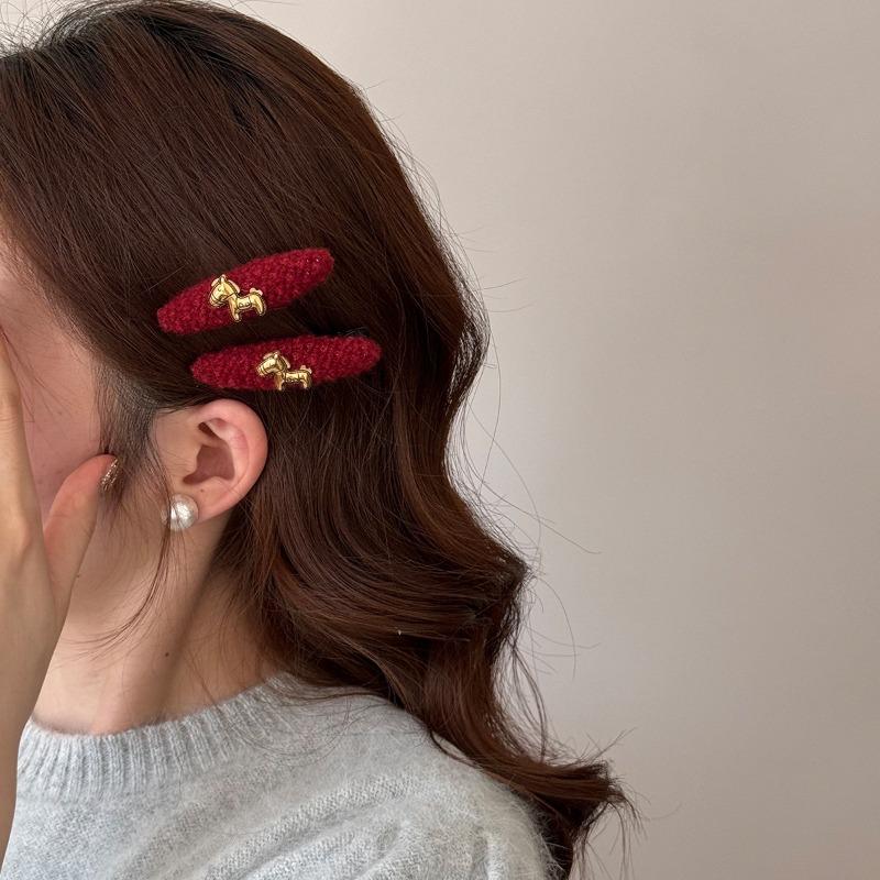 Маленькая лошадка Красная заколка для волос для поездок на работу, Уникальная заколка-крабик с модными и стильными элементами дизайна.