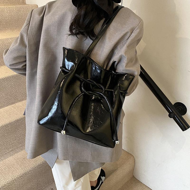 Премиальная сумка женская новая нишевая мода портативная на плечо подмышку простая рабочая сумка для поездок