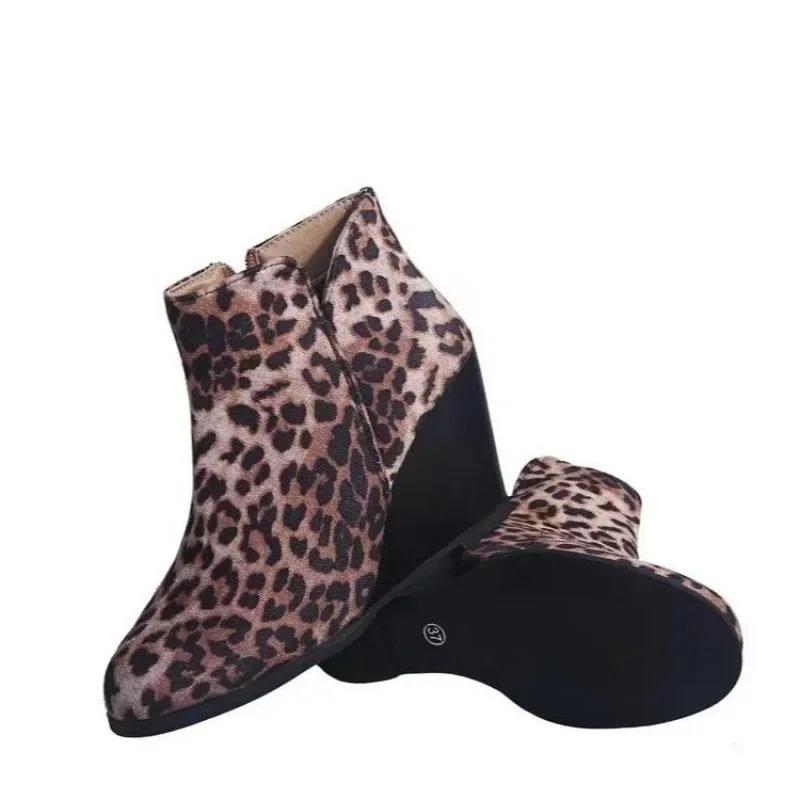Модная женская обувь 2024 года, горячая распродажа, женские ботинки с боковой молнией, зимние, с круглым носком, замшевые, с леопардовым принтом, короткие, на танкетке, большого размера, модные ботинки