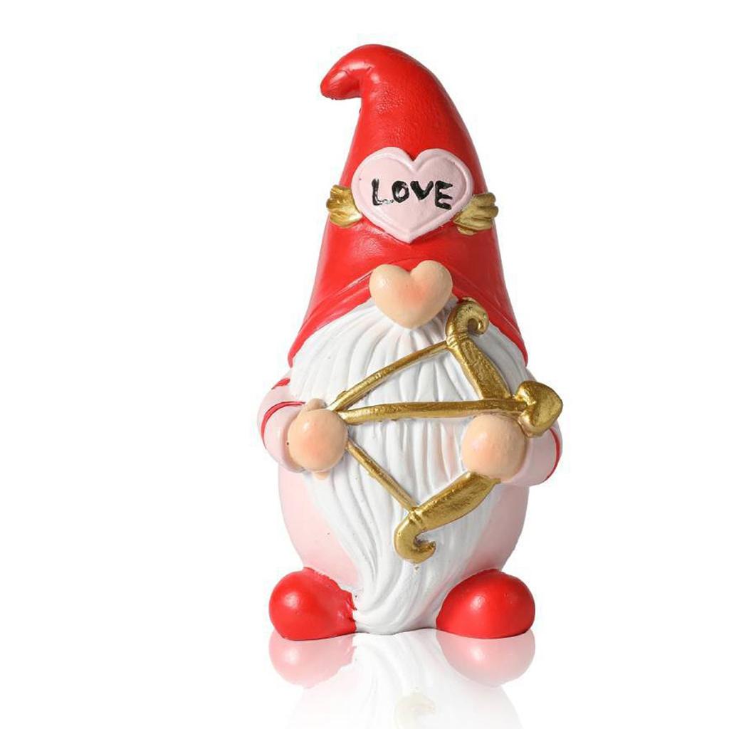 Пара гномов украшает дом статуэткой из смолы ко Дню святого Валентина