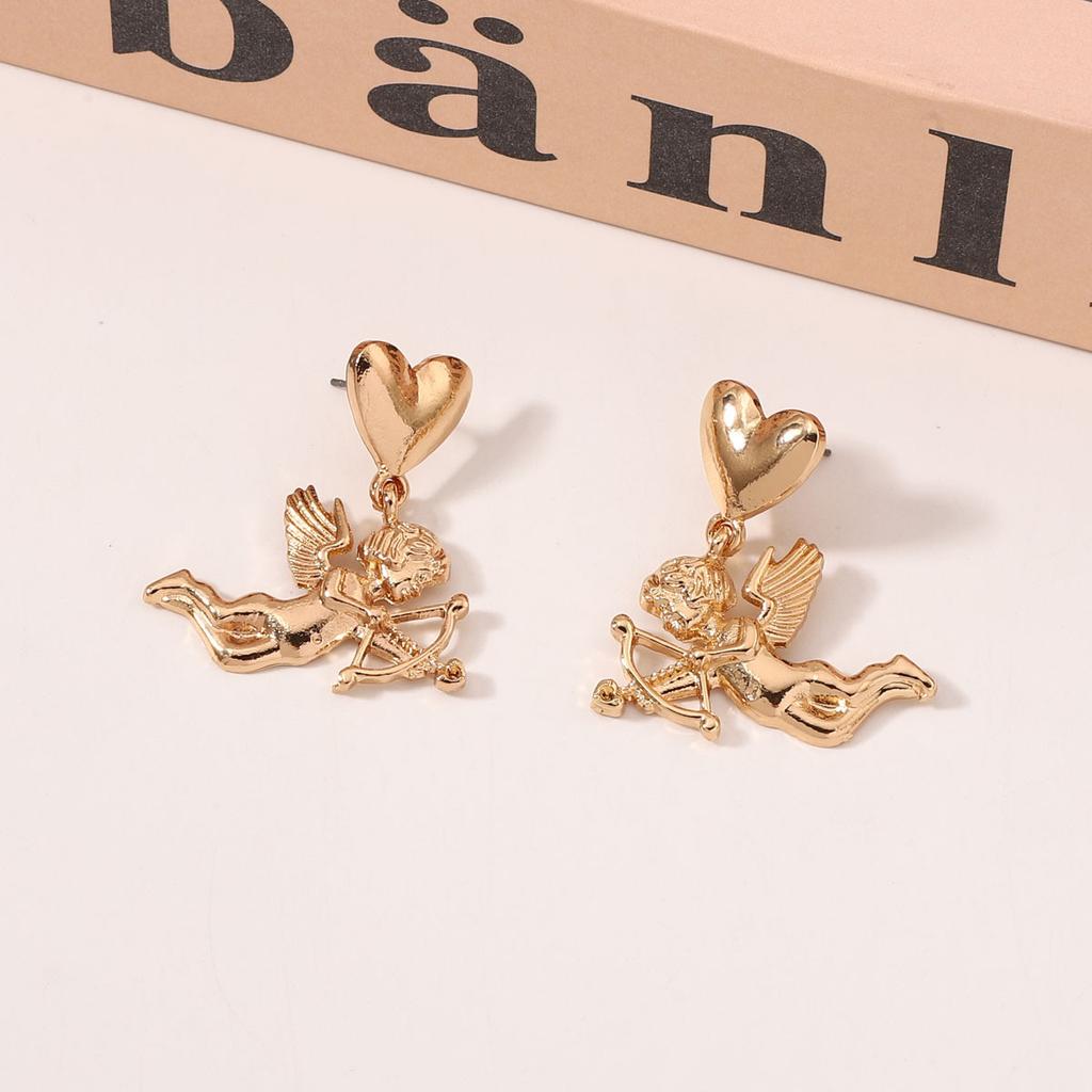 Light luxury style, versatile, trendy and fashionable, niche golden design earrings, stud earrings and other accessories