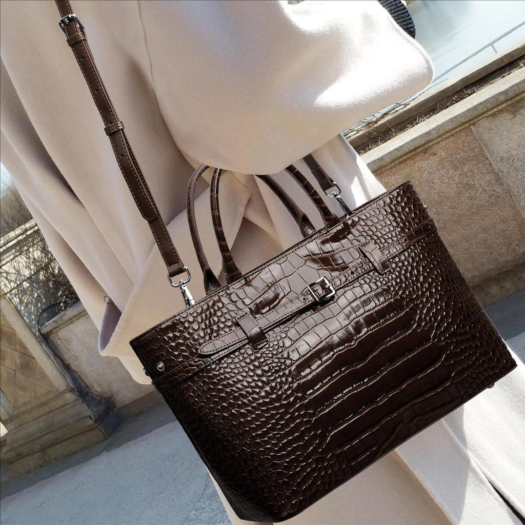 Elegant Brown Croco-Embossed Cowhide Tote Bag – Spacious & Stylish for Travel and Everyday Use