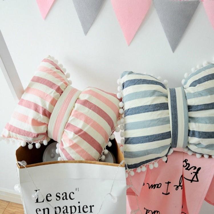 Полосатая хлопковая подушка с бантом и отделкой из помпонов для домашнего декора**