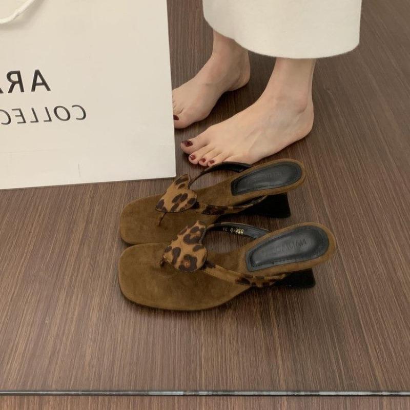 Мода Мода Темперамент Клиновидные шлепанцы Женская одежда 2025 Новые Летние Сто с толстой подошвой Увеличивающие Пальцевые сандалии