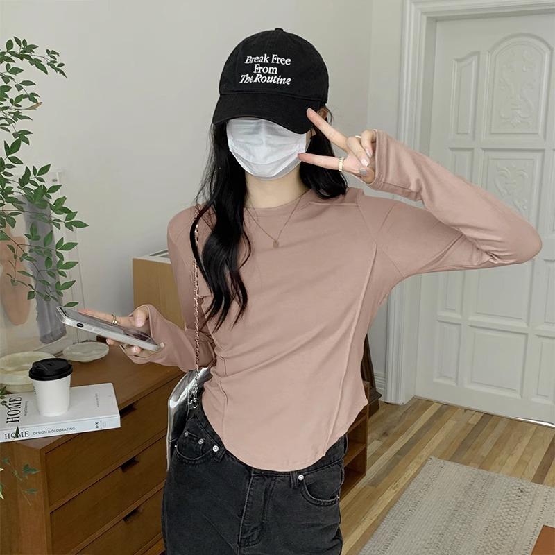 Новая белая женская футболка с длинным рукавом на осень и зиму с неровным низом, приталенного силуэта, стильный и шикарный топ