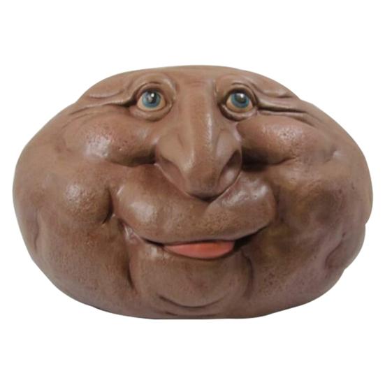 Небольшие садовые скульптуры в виде улыбающегося камня