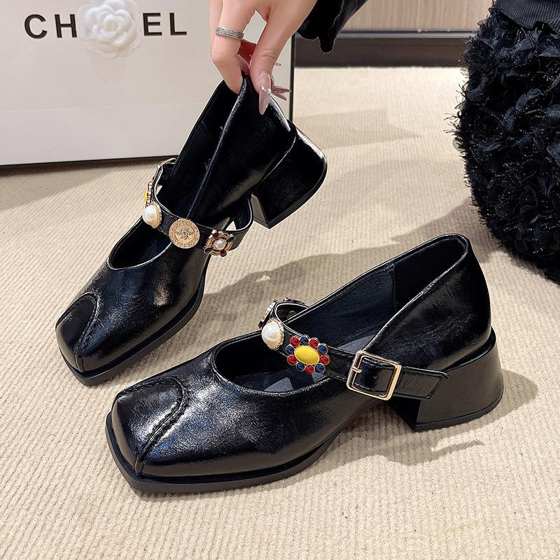 Женские туфли-лодочки 2025 весна новая нишевая мягкая кожа значок пряжка повседневные квадратный носок толстый каблук Мэри Джейн