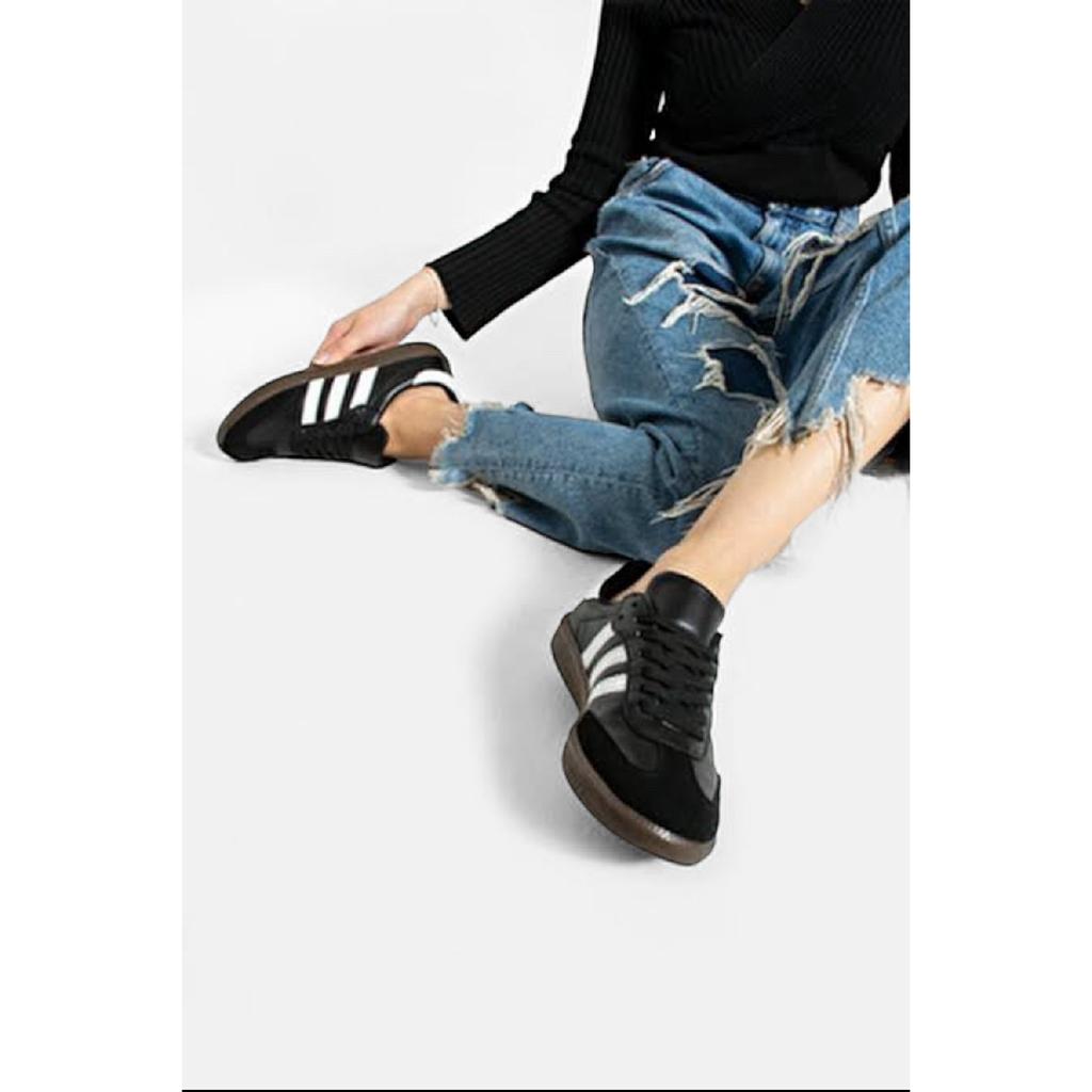 Бело-черные спортивные туфли унисекс в полоску на плоской подошве со шнуровкой