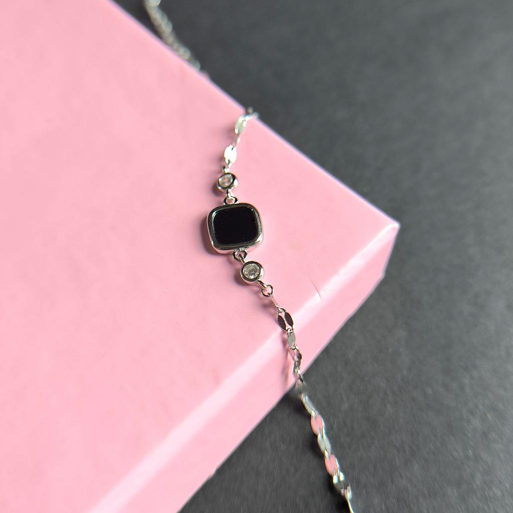 Серебряный браслет с натуральным ониксом, фианитами, вес изделия 2,32 гр (2160281)