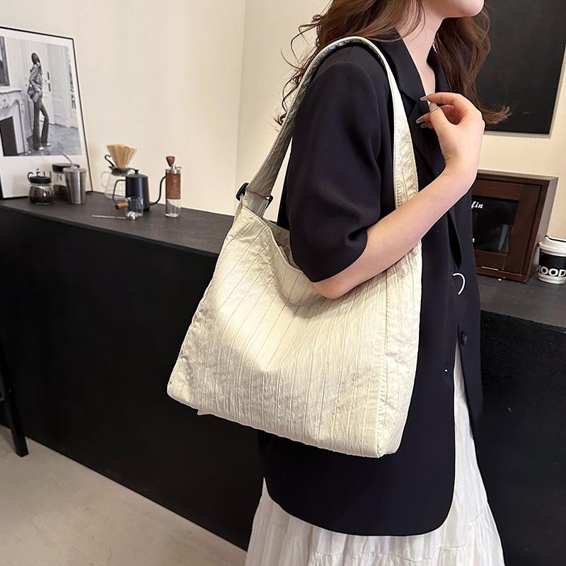 Bucket Bag Pleated Underarm Bag Women'S Simple Texture Bag Versatile Commuter Large Capacity Messenger Tote Bag Women