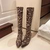 Модные мотоциклетные ботинки женские осенне-зимние облегающие с острым носком леопардовый принт бархатные длинные ботинки на среднем каблуке застежка-молния
