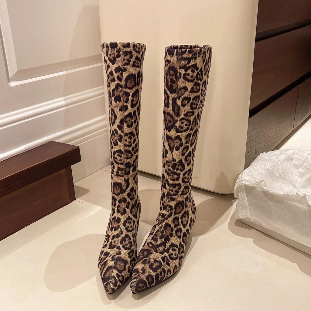 Модные мотоциклетные ботинки женские осенне-зимние облегающие с острым носком леопардовый принт бархатные длинные ботинки на среднем каблуке застежка-молния