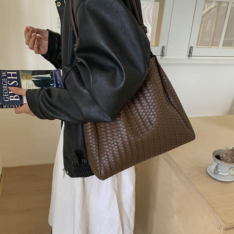 Сумки Женские сумки-тоут Большая вместимость мессенджер 2025 Новые ретро универсальные сумки через плечо Популярные сумки-ведра в этом году