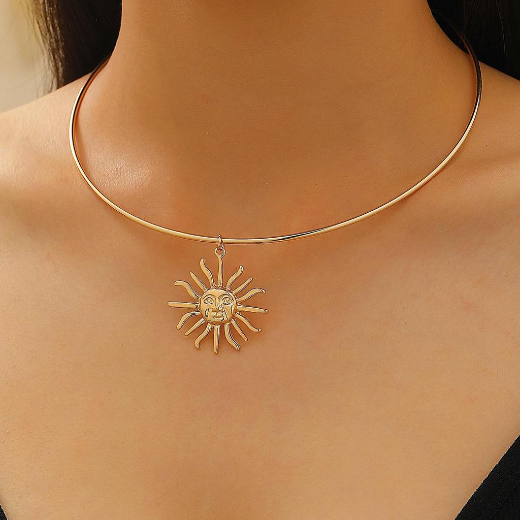 Retro Heart & Flower Hollow Choker Necklace for Women
