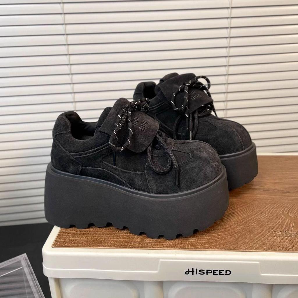 Women's Suede Platform Sneakers with Letter Turn-Down Collar - Thick-Soled, Height-Boosting, Slimming, and Leg-Lengthening.