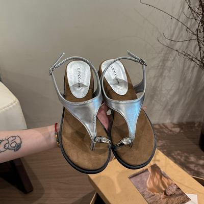 Модные металлические сандалии-слипоны на тонком каблуке-шпильке, римские сандалии-стринги, женские, лето 2025, новинка, для юбок, пляжные сандалии, модная корейская версия