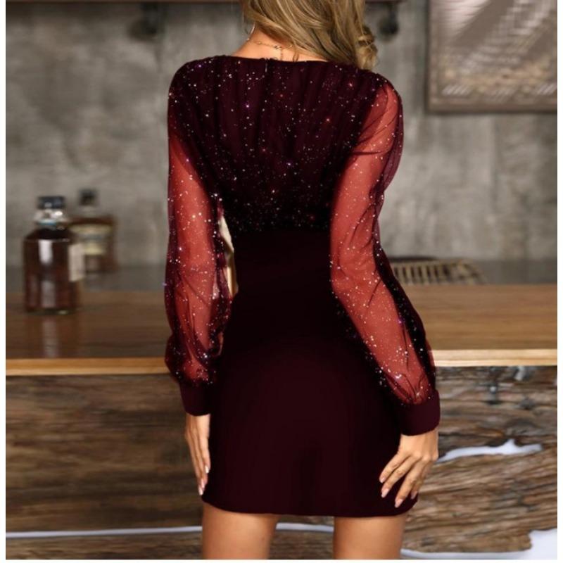 Платье с V-образным вырезом и пайетками. Приталенное сексуальное платье.