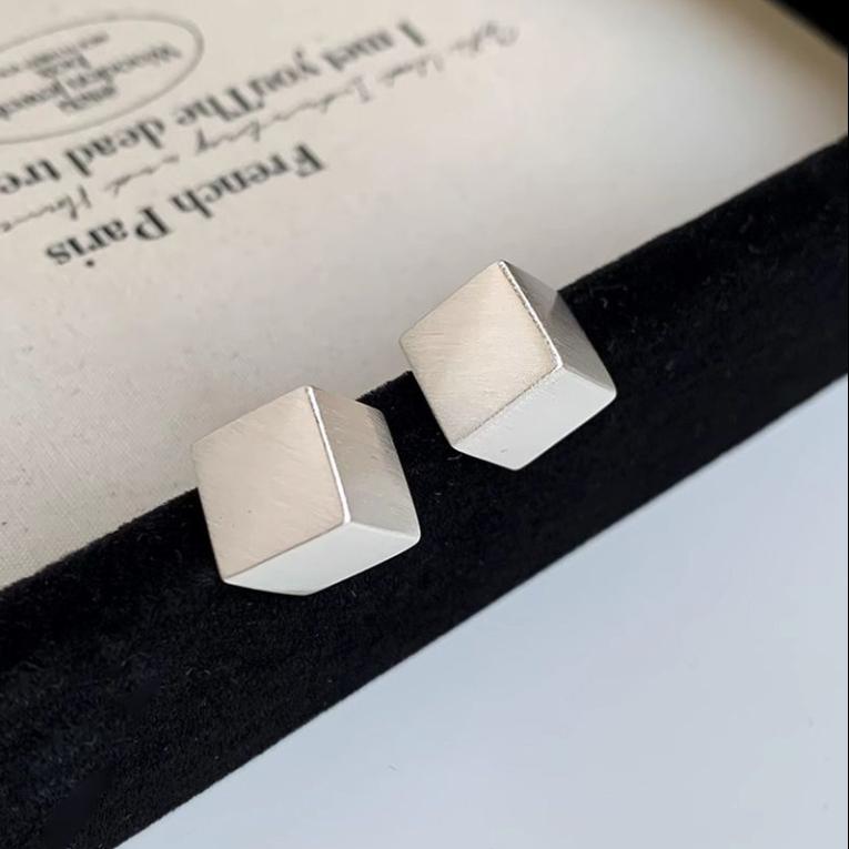 Маленькие квадратные серьги из матового металла, новинка 2024, индивидуальный дизайн, хипстерские нишевые серьги с холодным ветром, женские серьги
