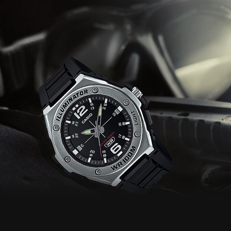 Casio Серия для молодежи Круглый циферблат Три стрелки Кварцевый механизм Ремешок из смолы Часы Мужские часы Черный MWA-100H-1A