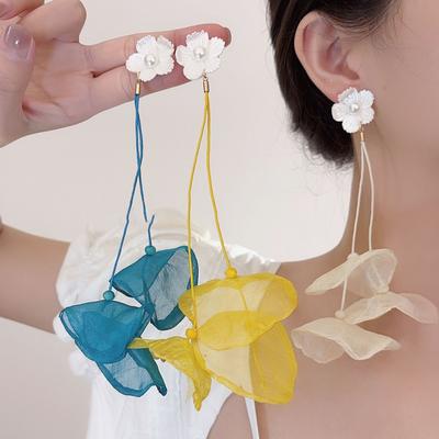 Серьги-гвоздики с тканевыми цветами и жемчужной бахромой, супер фееричные, с универсальным темпераментом, нишевая мода, серьги с высоким чувством стиля, женские