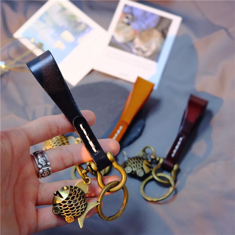 Брелок-подвеска в виде котенка в стиле ретро ручной работы из коровьей кожи высшего сорта и сплава с пряжкой-подковой