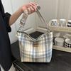 Стильная, простая и вместительная сумка-мессенджер через плечо в клетку контрастных цветов, универсальная для поездок на работу, летняя новая сумка-тоут для женщин