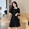 Женское маленькое черное платье с воротником-поло и поясом - Летнее маленькое черное платье 2025