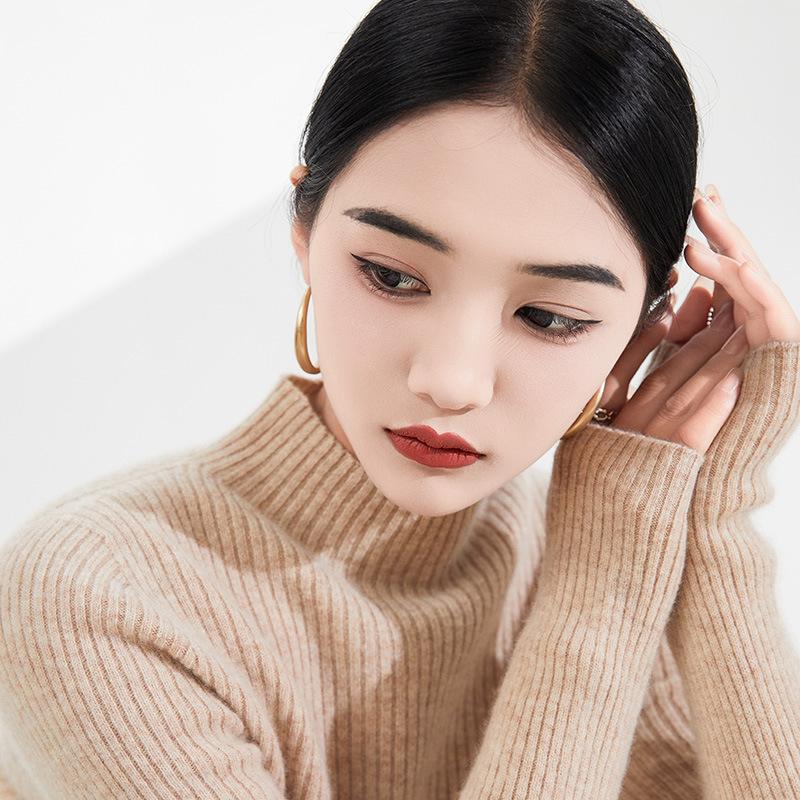 Женская трикотажная нижняя рубашка с полувысоким воротником и топом с длинными рукавами на осень и зиму. Новый женский пуловер-свитер можно носить снаружи