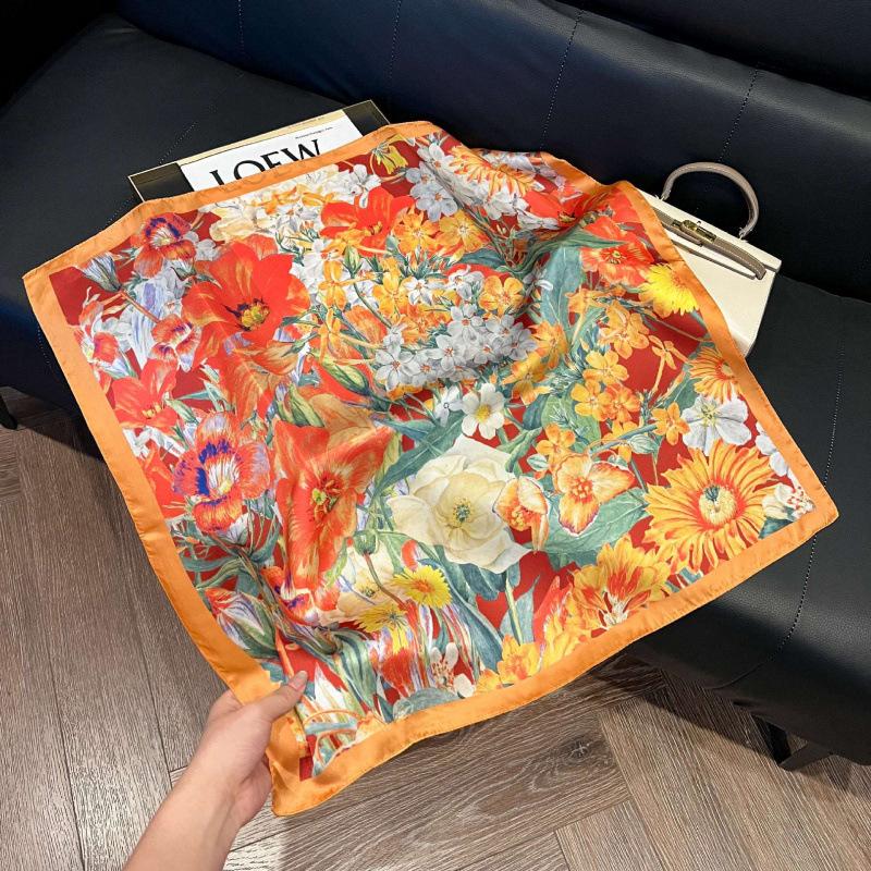 Retro silk scarves for women's new high-end accessories, neck small square scarf, scarf waist, fashionable and versatile, and gifts can be given.