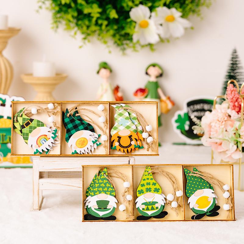 Красивая деревянная фигурка гнома на День Святого Патрика с пышными зелеными элементами листьев в трех секциях