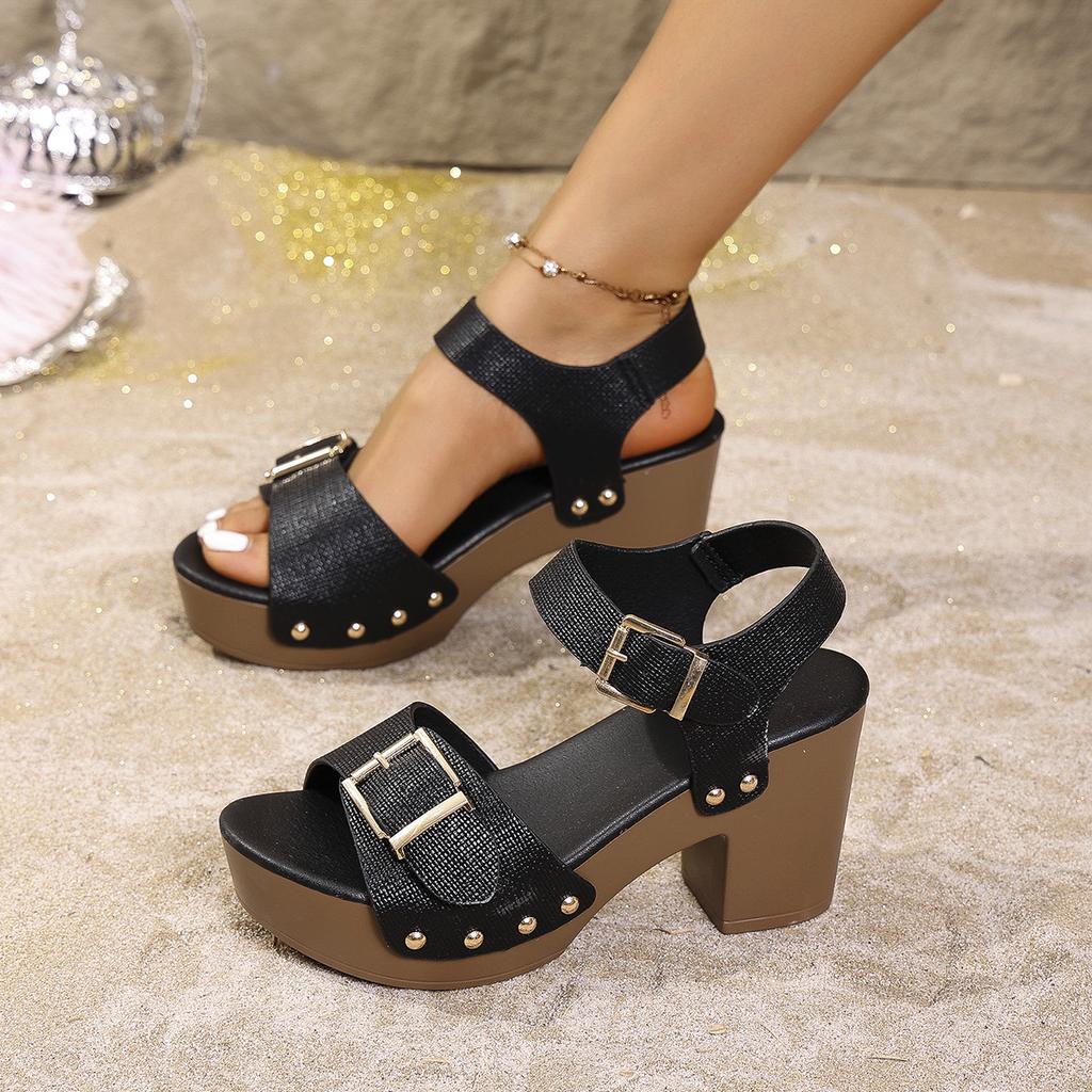Женские сандалии на массивном каблуке широкой полноты, шлепанцы с одинарным ремешком и пряжкой, с заклепками, летние оптовые сандалии в наличии