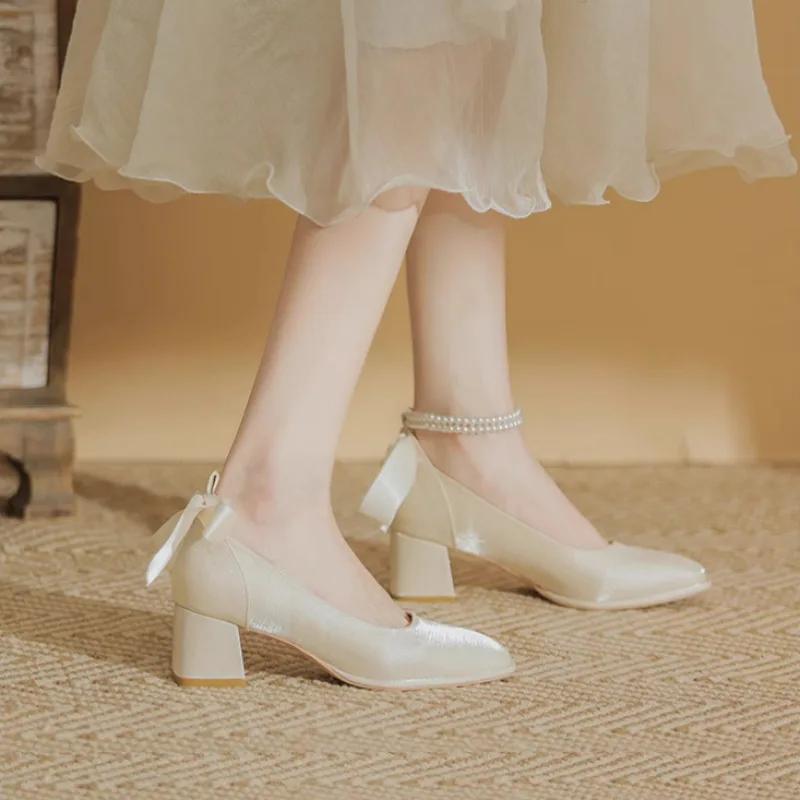 2025С туфлями-лодочками на среднем каблуке с квадратным носком и жемчугом для женщин в продаже Молодежная акция Весенняя мода Свадебная обувь для невесты