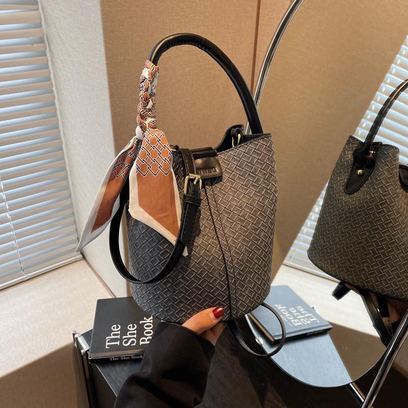 2024 New Style Lady Crossbody Bag Chic Urban Minimalist Shoulder Bag Pu Bucket Bag