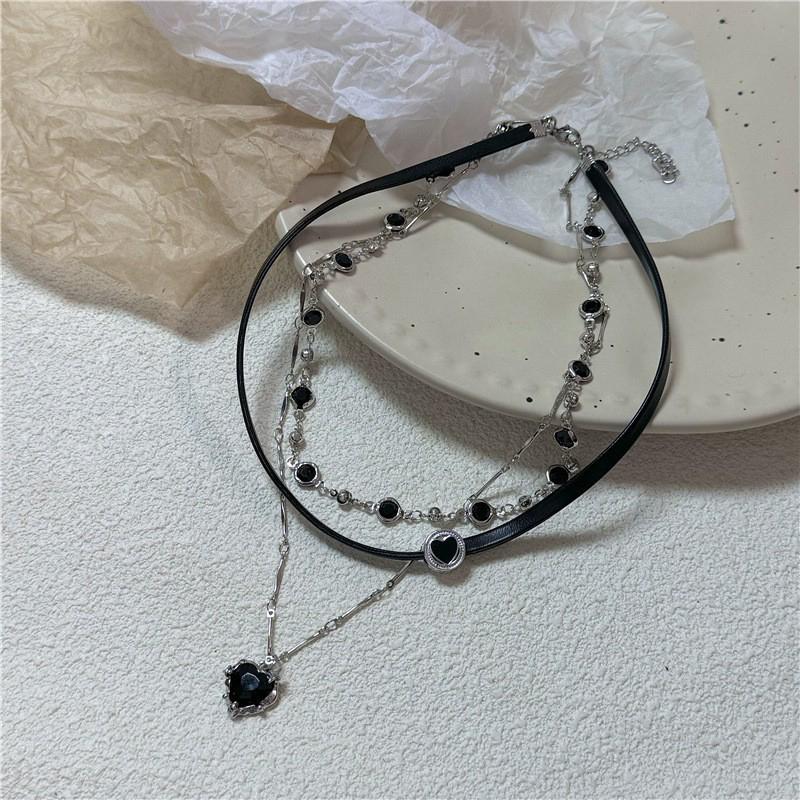 Gothic Multi Layer Black Peach Heart Choker Clavicle Chain Necklace for Women Girls Aesthetic Black Crystal Y2K Jewelry