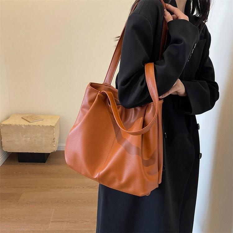 2024 Vintage Chic Pu Handbag With Spacious Interior And City Classic Design