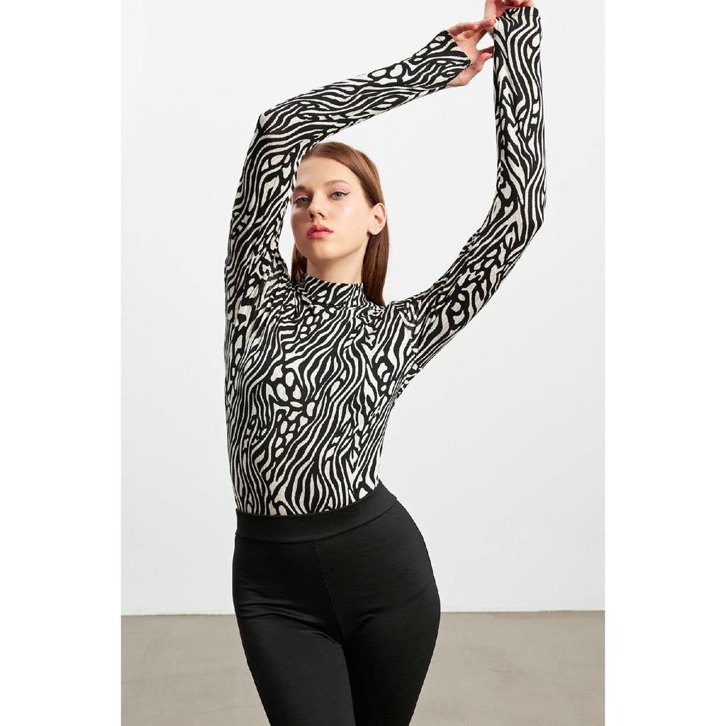 Женское черное боди с деталями на пальцах